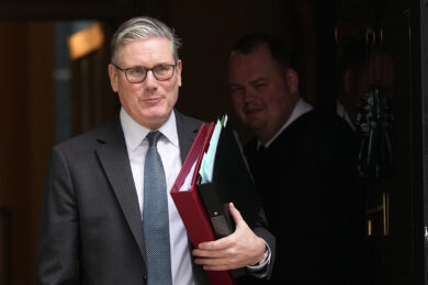 Regno Unito, quattro ministri si dimettono e chiedono a Starmer di lasciare. Il premier per ora resiste