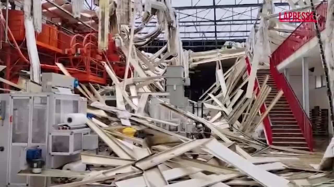 Maltempo in Calabria, vento scoperchia tetto capannone nel Catanzarese