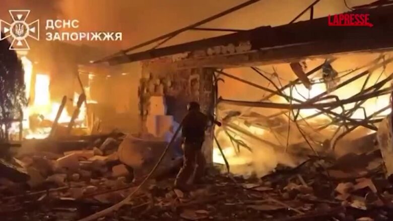 Ucraina, i vigili del fuoco cercano di spegnere un rogo dopo un drone a Zaporizhzhia