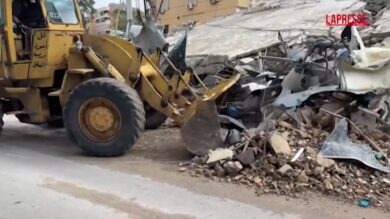 Libano, gli escavatori rimuovono macerie nel sud di Beirut dopo gli attacchi israeliani