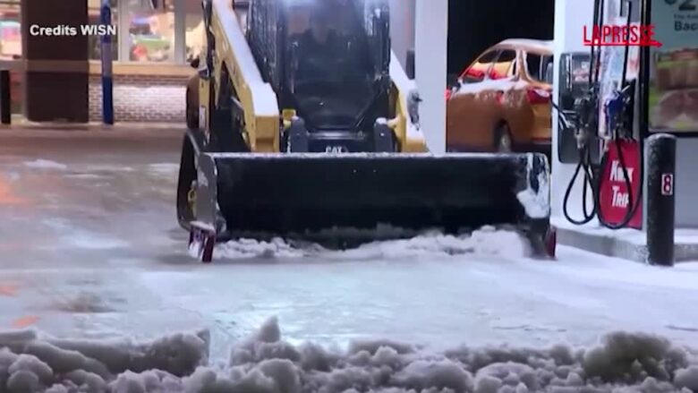 Usa, tempesta di neve nel Midwest: disagi ai trasporti e cittadini senza corrente elettrica