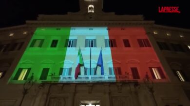Unità d'Italia, la facciata di Montecitorio si tinge con il tricolore