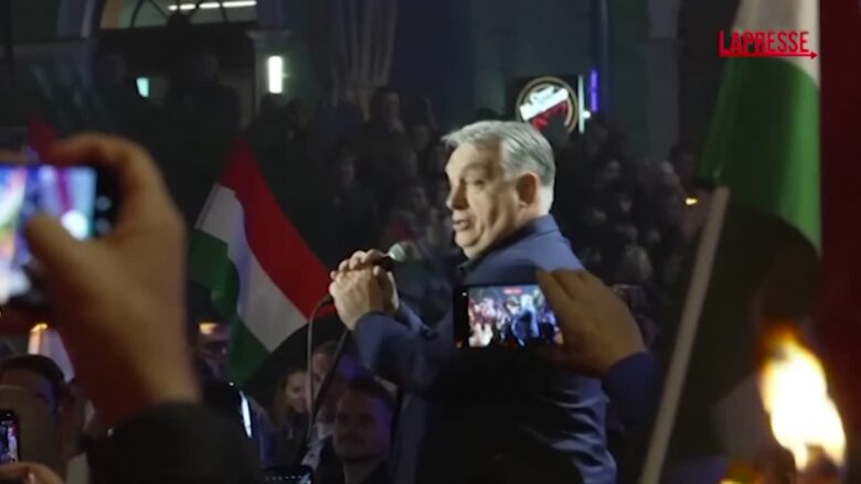 Ungheria, migliaia di persone in piazza per Orbán durante il suo tour elettorale