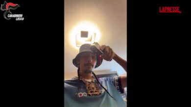 Baby Gang, il video dell'arresto diffuso dai Carabinieri: l'artista sfoggia armi di vario tipo