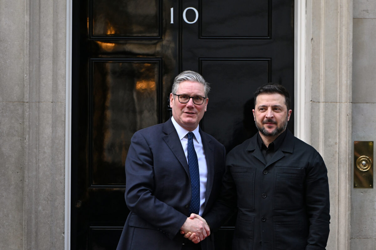 La stretta di mano tra il premier britannico Keir Starmer e il presidente ucraino Volodymyr Zelensky prima del bilaterale a Downing Street. (AP Photo/Thomas Krych)