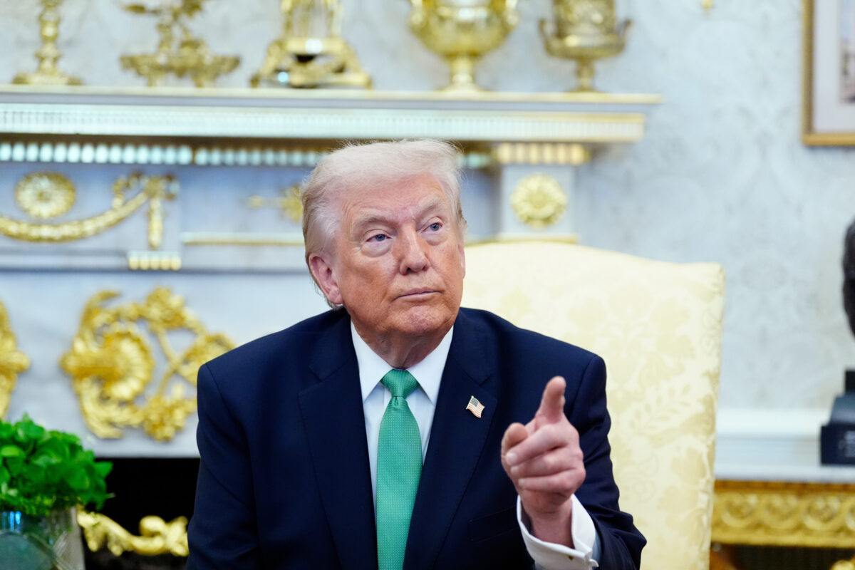 Uno scatto di Trump alla Casa Bianca nel giorno di San Patrizio. (AP Photo/Alex Brandon)