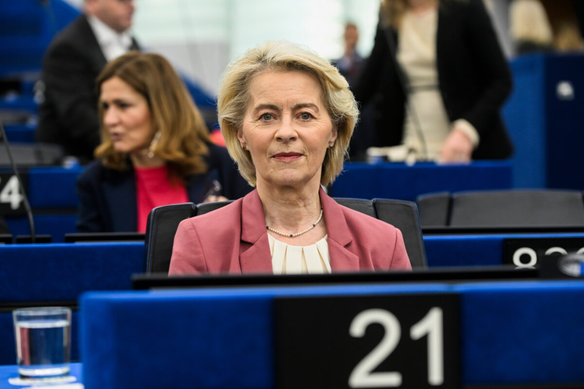 Uno scatto recente della presidente della Commissione Ue, Ursula Von der Leyen. (AP Photo/Pascal Bastien)