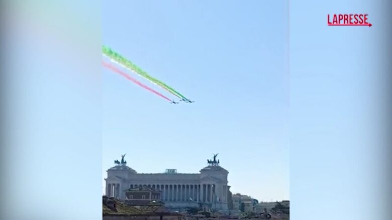 Unità d'Italia, il passaggio delle Frecce Tricolori sopra l'Altare della Patria