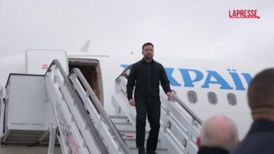 Ucraina, Zelensky a Londra per incontrare Starmer: l’arrivo in aeroporto