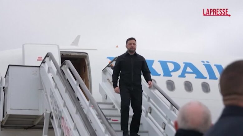 Ucraina, Zelensky a Londra per incontrare Starmer: l’arrivo in aeroporto