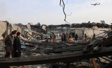 Afghanistan, Kabul: “400 morti per un raid pakistano su un ospedale”. Islamabad nega