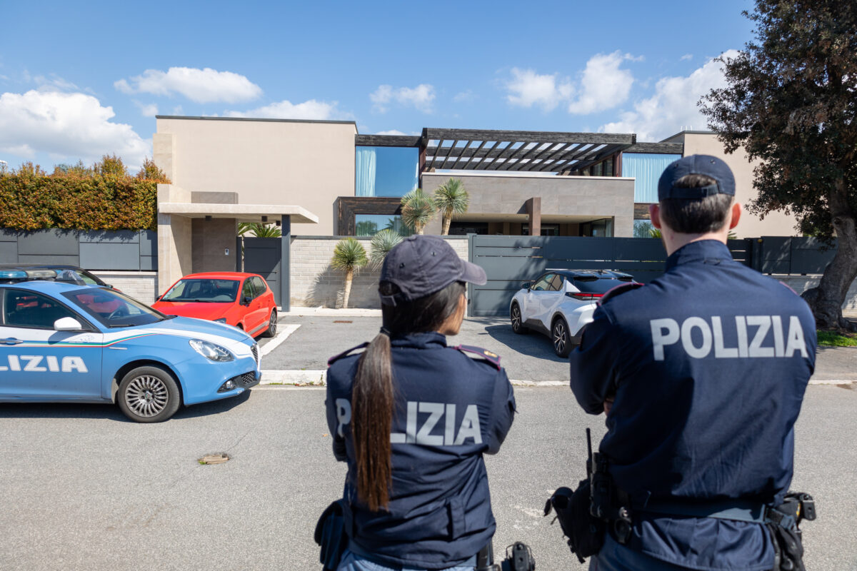 Roma, paura per il calciatore El Aynaoui: rapinato in casa da 6 uomini armati Roma, paura per il calciatore El Aynaoui: rapinato in casa da 6 uomini armati