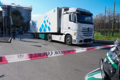 Milano, pedone investito e ucciso da un tir