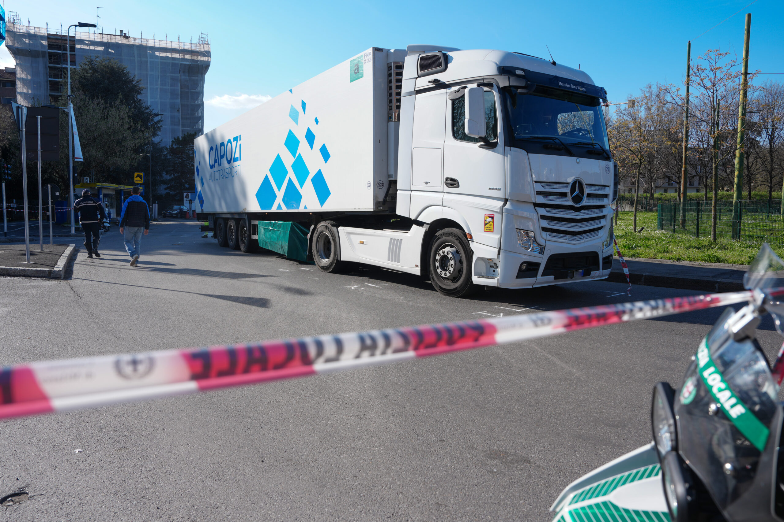 Milano, pedone investito e ucciso da un tir