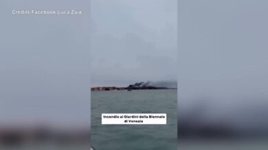 Venezia, scoppia incendio alla Biennale: colonna di fumo sulla Laguna