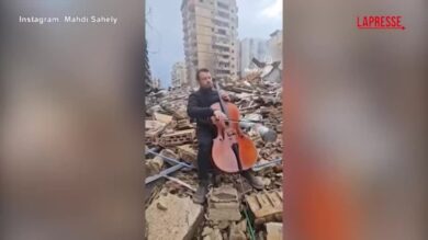 Libano, violoncellista suona tra le macerie di Beirut: il video emozionante