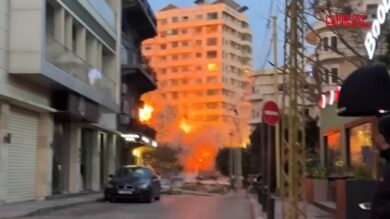 Libano, missile israeliano fa esplodere un edificio: il video shock