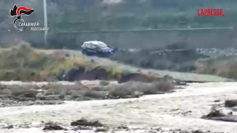 Reggio Calabria, auto si ribalta in torrente: salve 2 persone intrappolate