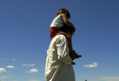 Prendersi cura dei figli fa bene ai padri, 8 consigli per la Festa del Papà