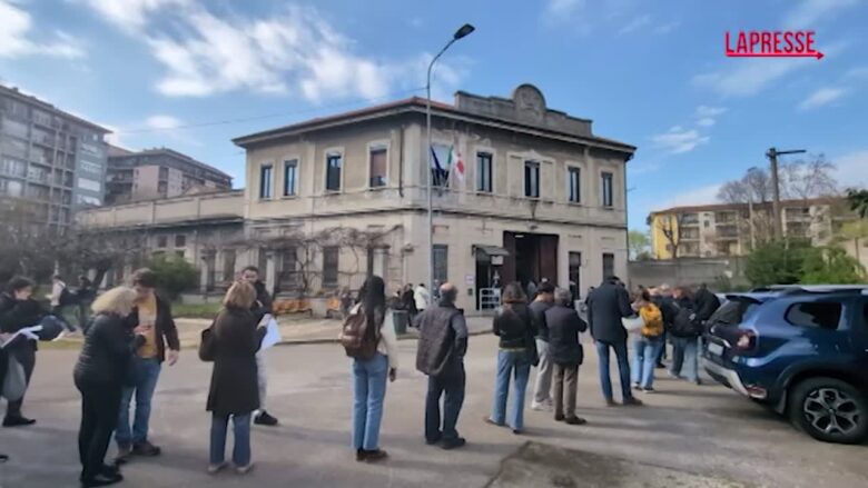 Milano, cittadini in coda per ritirare la tessera elettorale