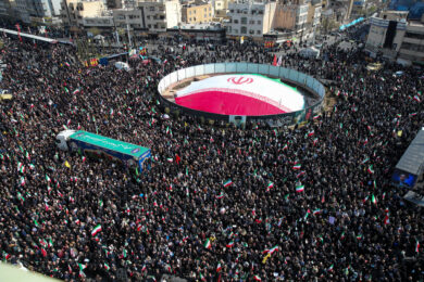 Iran, in migliaia ai funerali di Ali Larijani e Soleimani