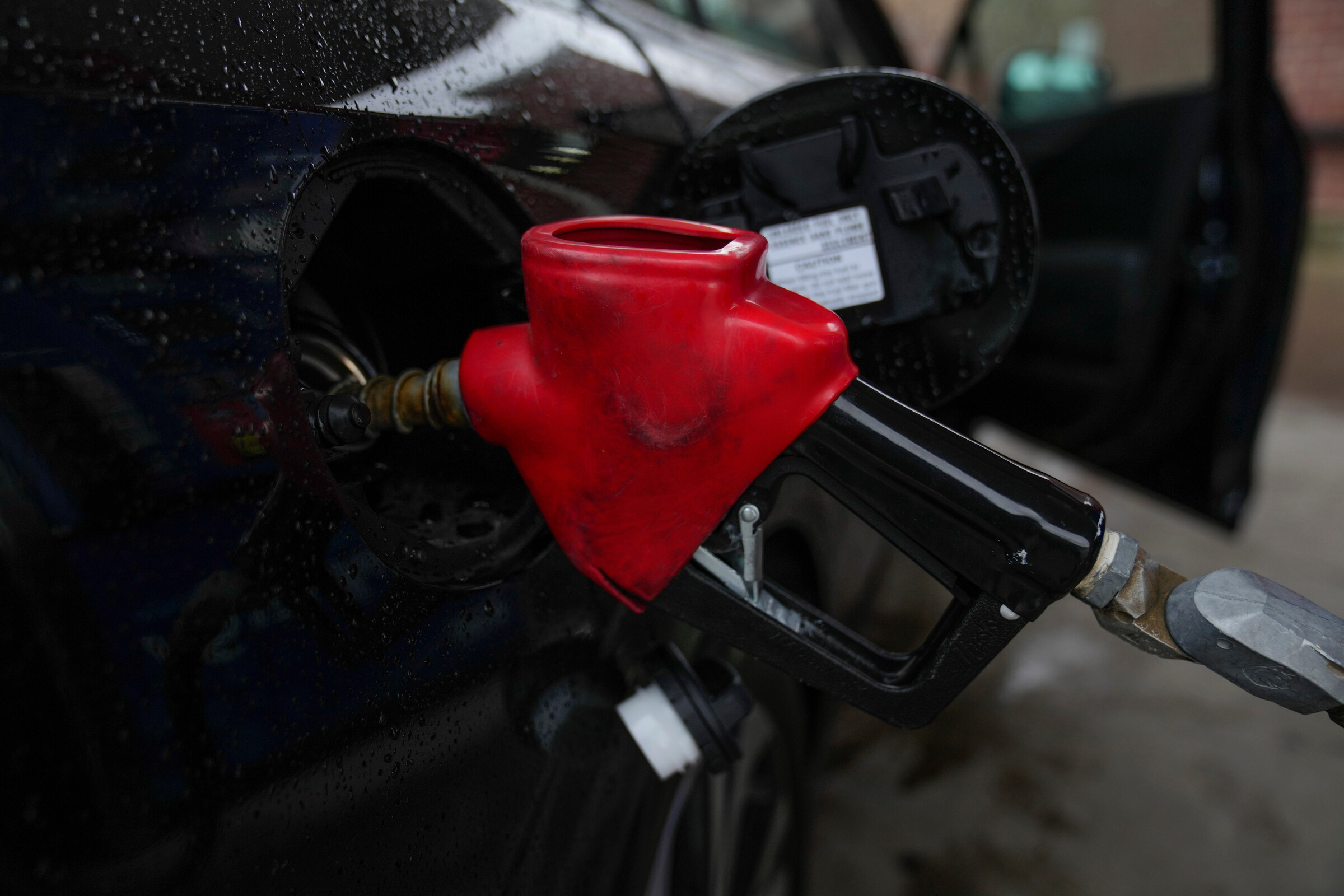 Carburanti, via libera del Cdm al dl sul taglio dei prezzi. Meloni: “E’ priorità del governo, riduciamo di 25 centesimi al litro”