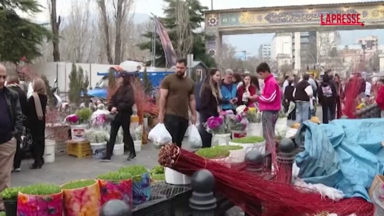 Iran, a Teheran gli abitanti si preparano al Capodanno persiano sotto le bombe