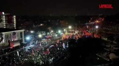 Turchia, in migliaia a Istanbul manifestano per l’anniversario della detenzione del sindaco Imamoglu