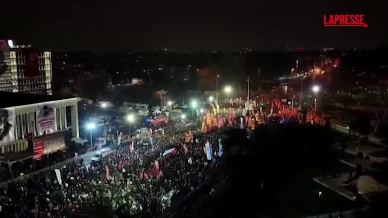 Turchia, in migliaia a Istanbul manifestano per l’anniversario della detenzione del sindaco Imamoglu