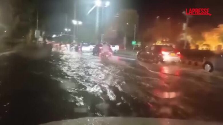 Pakistan, una tempesta si abbatte su Karachi: strade allagate e alberi sradicati