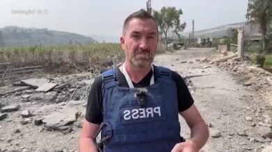 Libano, il video di due giornalisti di Russia Today sfiorati da una bomba