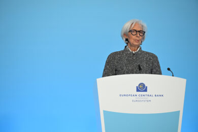 La Bce lascia i tassi invariati. Lagarde: “Rischi dalla guerra in Medio Oriente ma attrezzati contro lo shock”
