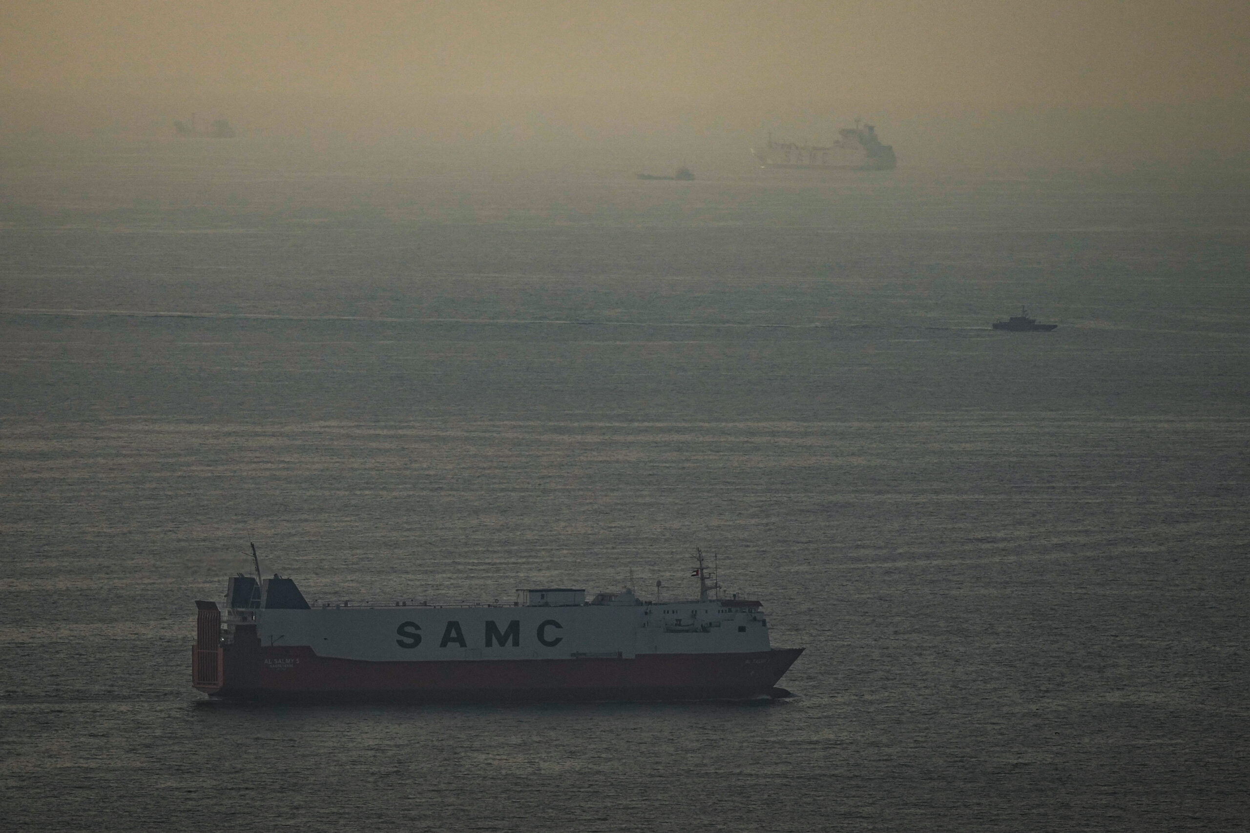 Stretto di Hormuz, da sei Paesi un piano per la riapertura. E l’Iran minaccia: “Saranno considerati complici dell’aggressione”