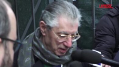 Umberto Bossi, nel 2016 parlava così dell’ipotesi di Salvini leader del centrodestra: “Ci vengono a prendere con i forconi”