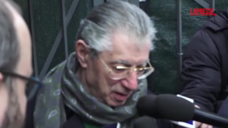 Umberto Bossi, nel 2016 parlava così dell’ipotesi di Salvini leader del centrodestra: “Ci vengono a prendere con i forconi”