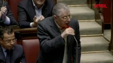 Umberto Bossi, nel 2014 il “Senatur” per la fiducia al governo Renzi: “Non le spareremo addosso”