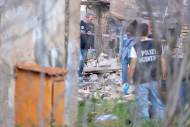 Crollo casolare a Roma, morti due anarchici: l’ipotesi è che stessero preparando una bomba