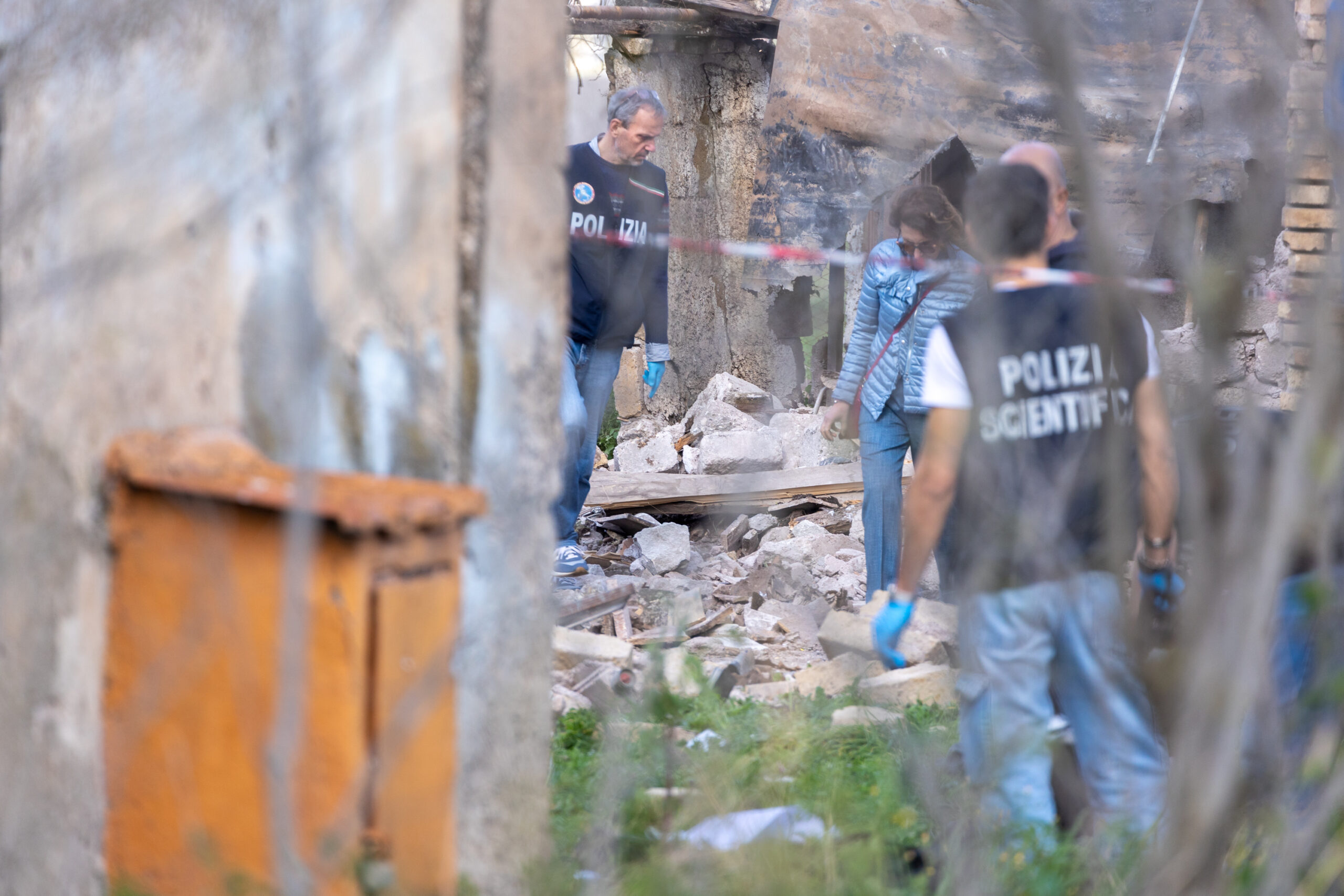 Crollo casolare a Roma, morti due anarchici: l’ipotesi è che stessero preparando una bomba