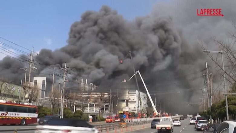 Corea del Sud, incendio in una fabbrica di componenti per auto: una gigantesca nube di fumo invade l'aria