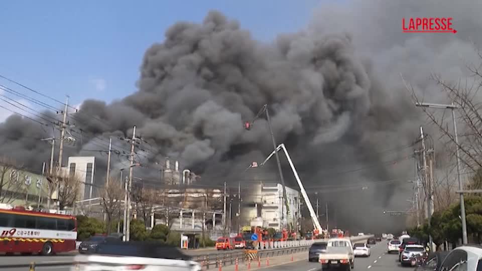 Corea del Sud, incendio in una fabbrica di componenti per auto: una gigantesca nube di fumo invade l