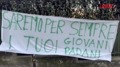 Umberto Bossi, lo striscione affisso davanti alla sua casa a Gemonio: "Saremo per sempre i tuoi Giovani padani"
