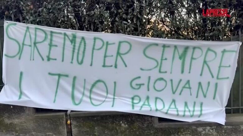 Umberto Bossi, lo striscione affisso davanti alla sua casa a Gemonio: "Saremo per sempre i tuoi Giovani padani"