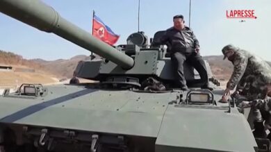 Corea del Nord, Kim sale su un carro armato insieme alla figlia durante un'esercitazione militare