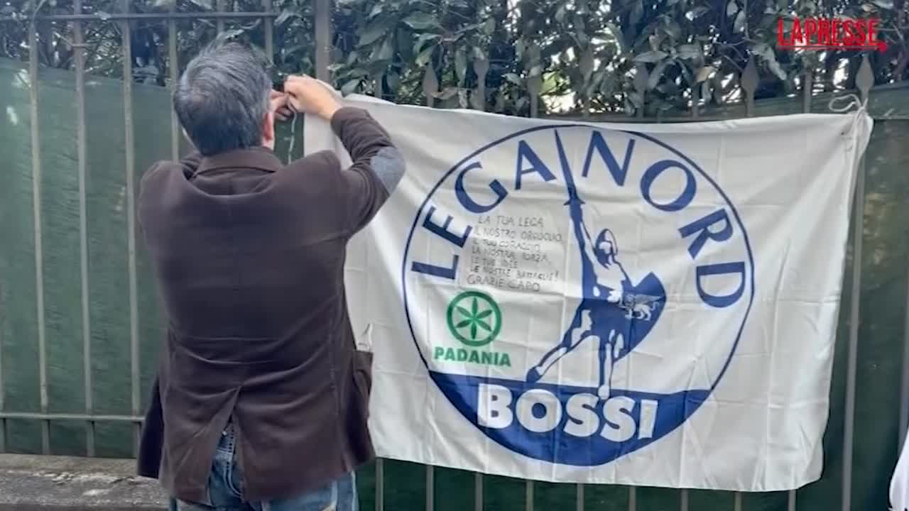 umberto bossi il primo militante a omaggiare il senatur a gemonio con lui se ne va la vera lega da Lapresse.it umberto bossi il primo militante a omaggiare il senatur a gemonio con lui se ne va la vera lega