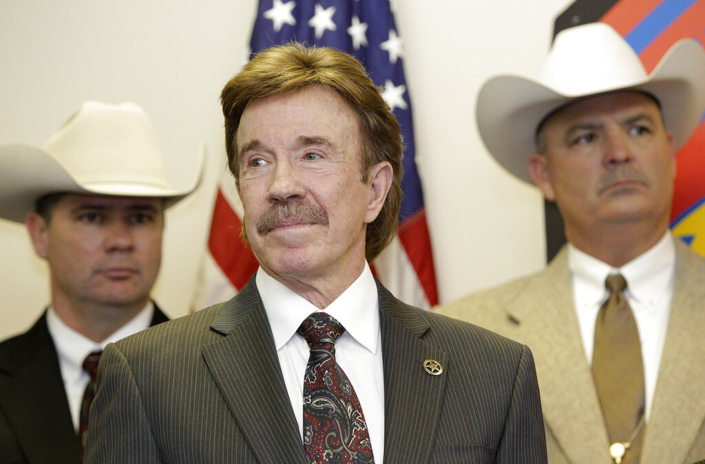 Chuck Norris, 7 foto iconiche dell’attore di ‘Walker Texas Ranger’