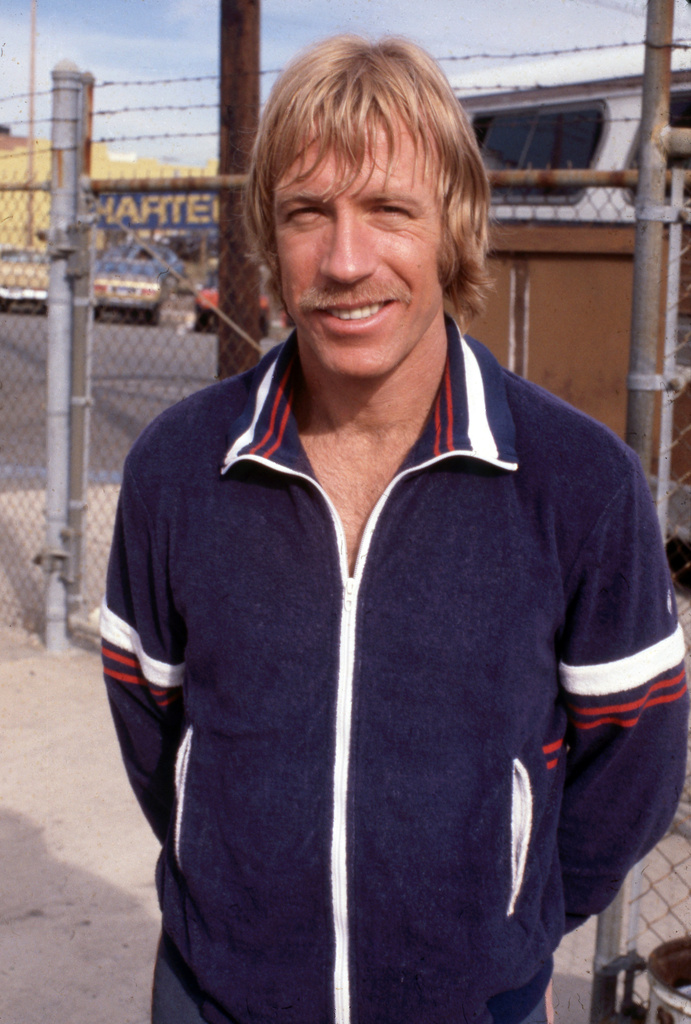 Chuck Norris, 7 foto iconiche dell’attore di ‘Walker Texas Ranger’