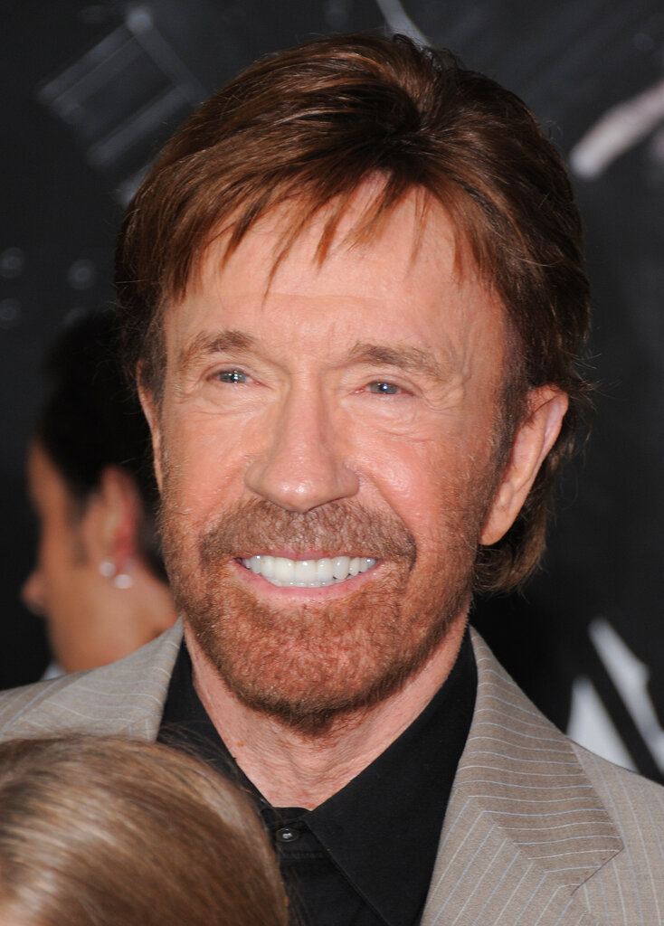 Chuck Norris, 7 foto iconiche dell’attore di ‘Walker Texas Ranger’