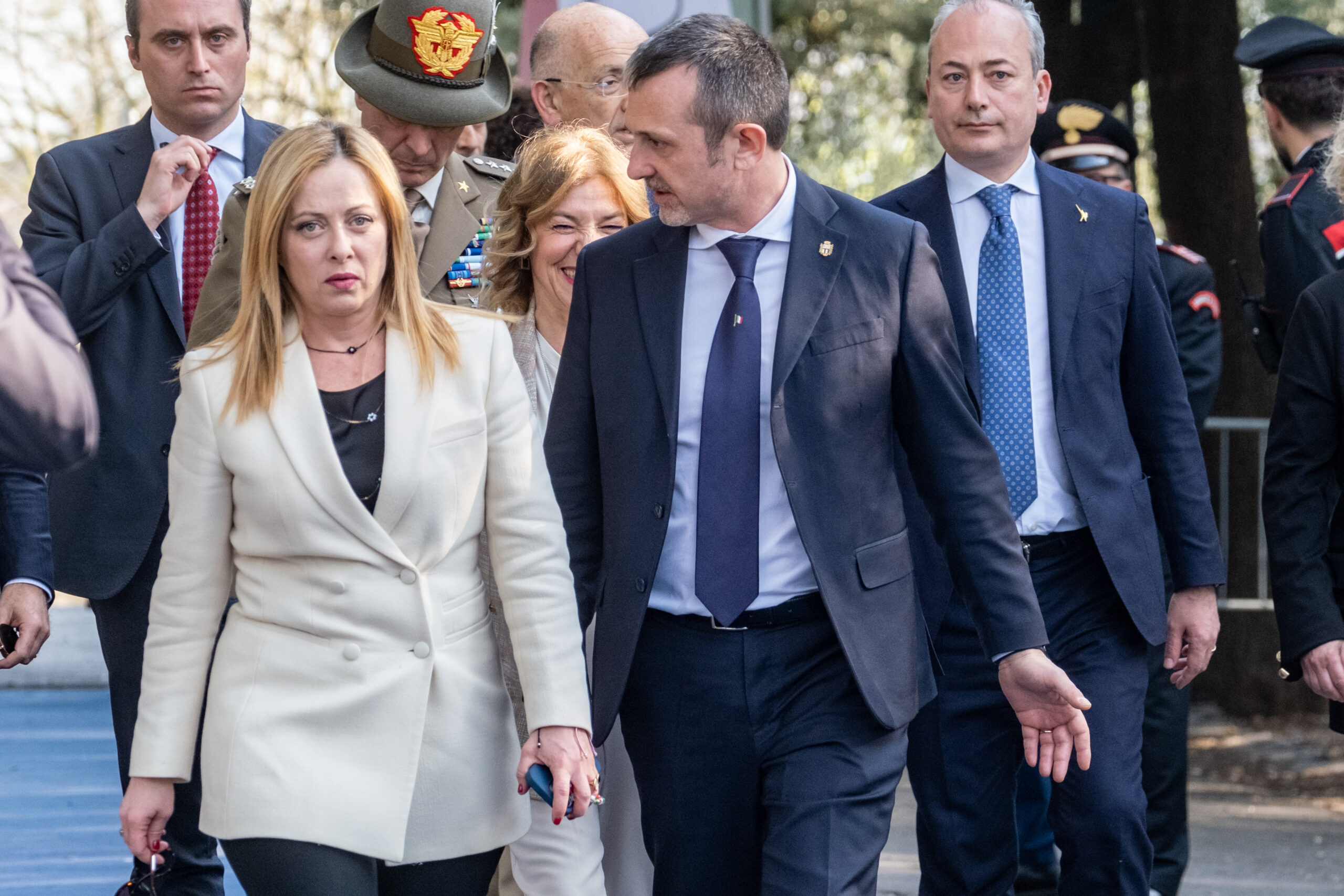 Delmastro, Meloni: “Resta al suo posto”. Ma le opposizioni insistono: “Dimissioni”