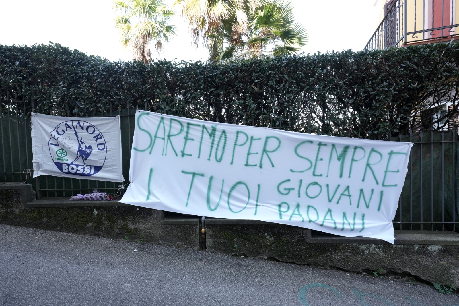 Umberto Bossi, la Lega si stringe attorno al suo storico leader. Domenica i funerali a Pontida – La diretta