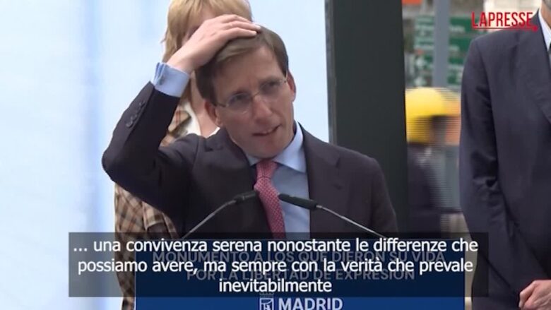 Spagna, un piccione fa i suoi bisogni in testa al sindaco di Madrid durante un discorso